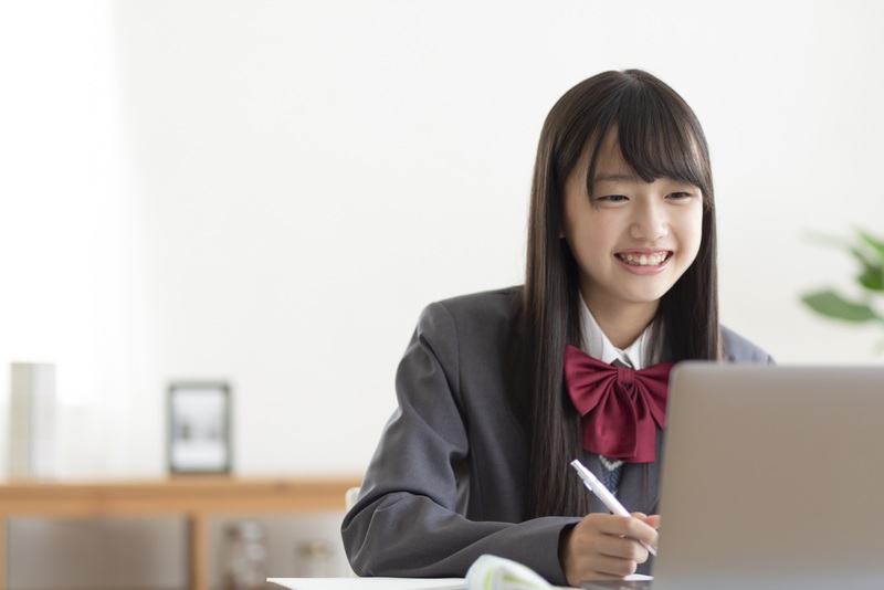 情報の勉強をする高校生