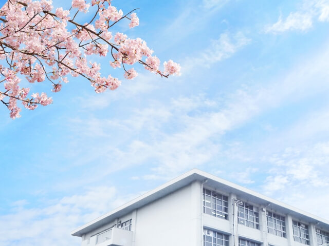 桜と学校の校舎
