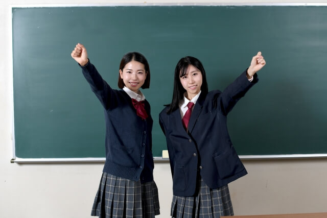 笑顔の女子中学生二人