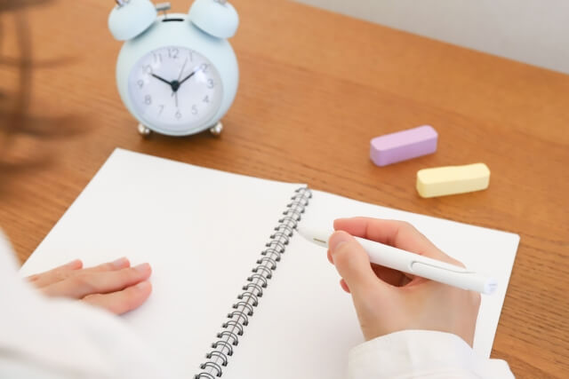 勉強している女子生徒