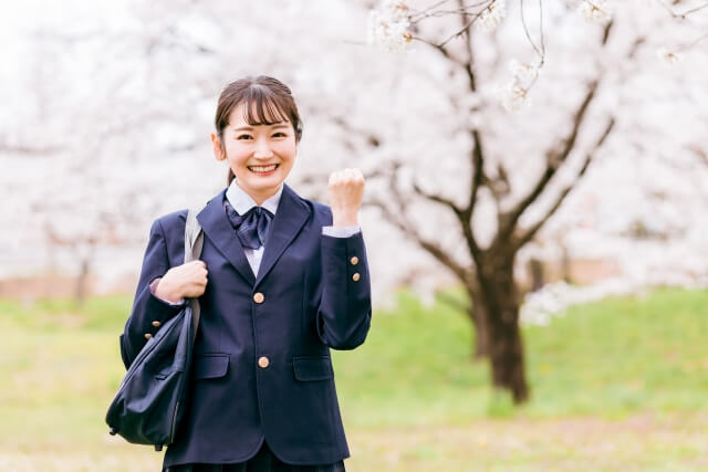 ガッツポーズする女子中学生