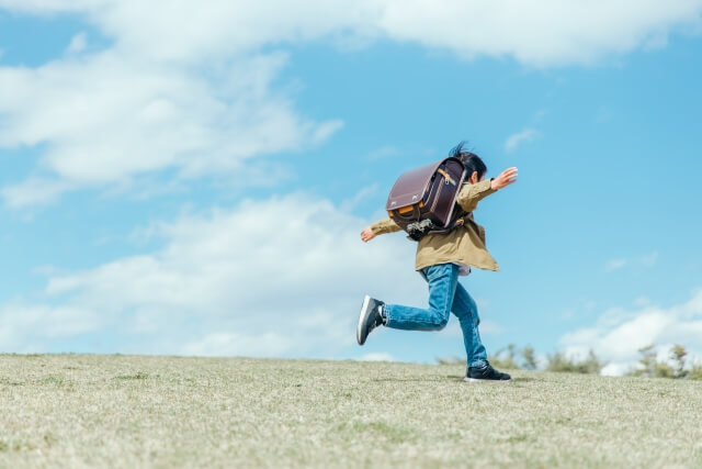 野原を走る小学生